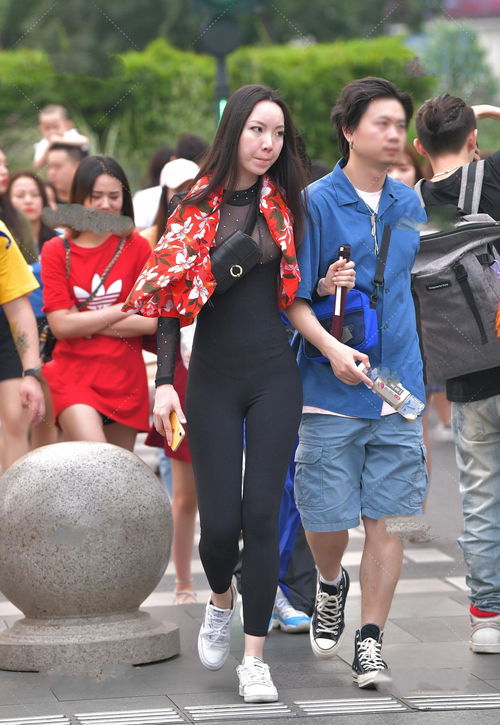 难驾驭的服饰非黑色连体衣裤莫属,所以想要挑战的女性都可以尝试